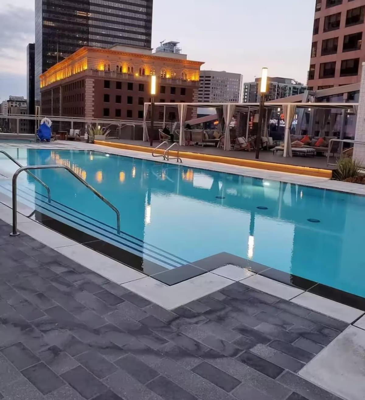 Apartment Stylish 3br High-rise With Pool, Hot Tub & Rooftop Views Los Angeles