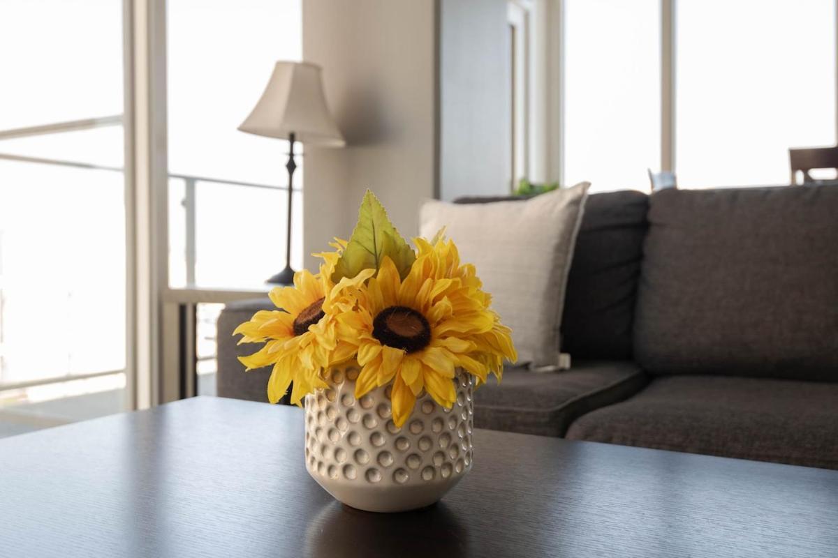 Stylish 3br High-rise With Pool, Hot Tub & Rooftop Views Apartment