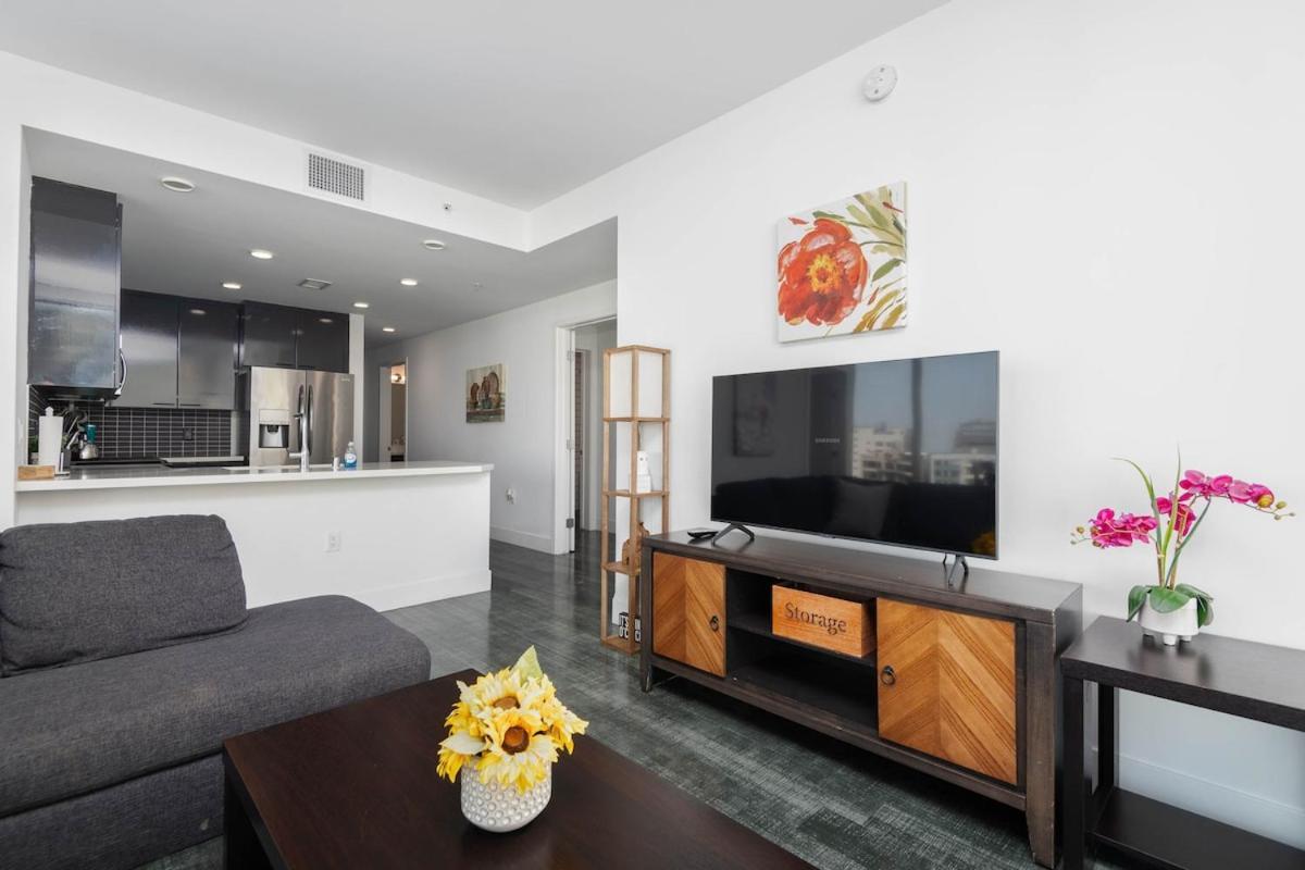 Stylish 3br High-rise With Pool, Hot Tub & Rooftop Views * Los Angeles