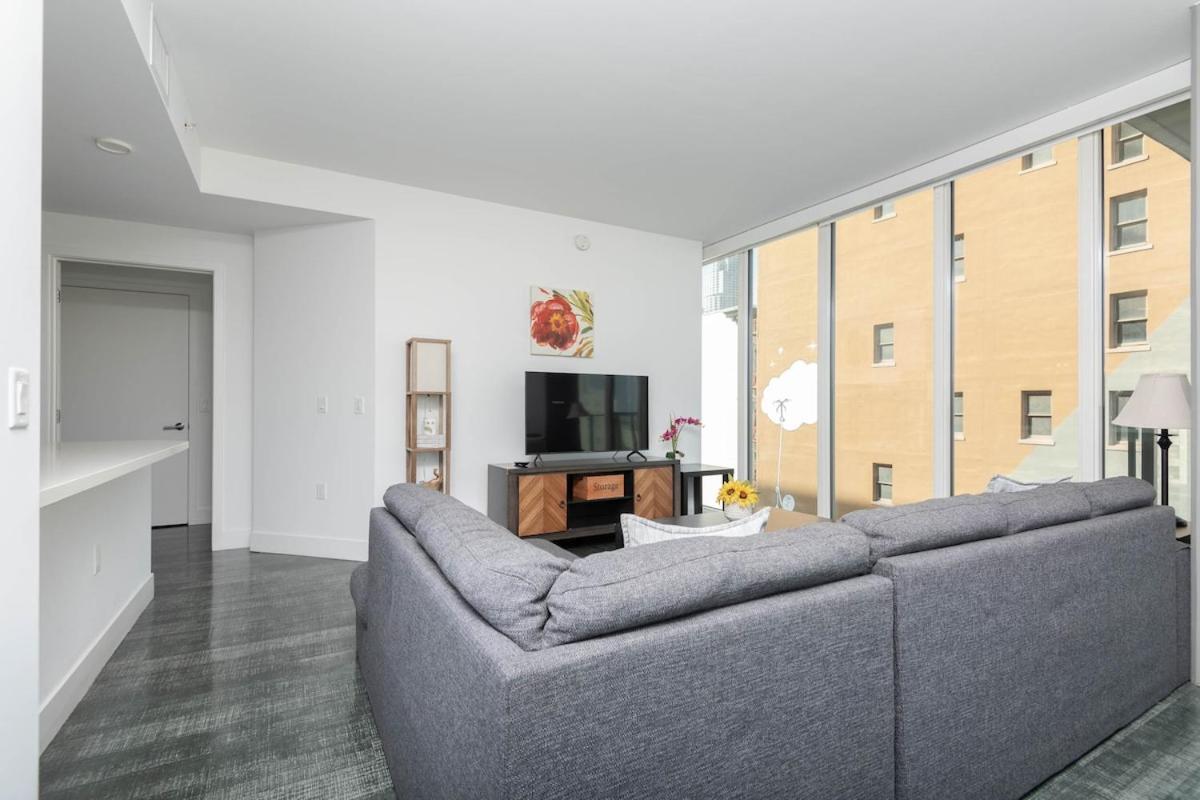 Stylish 3br High-rise With Pool, Hot Tub & Rooftop Views Apartment *