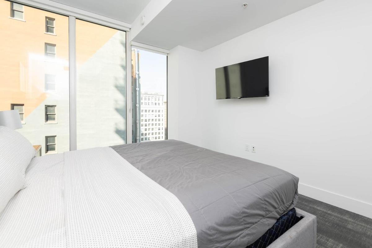Apartment Stylish 3br High-rise With Pool, Hot Tub & Rooftop Views *