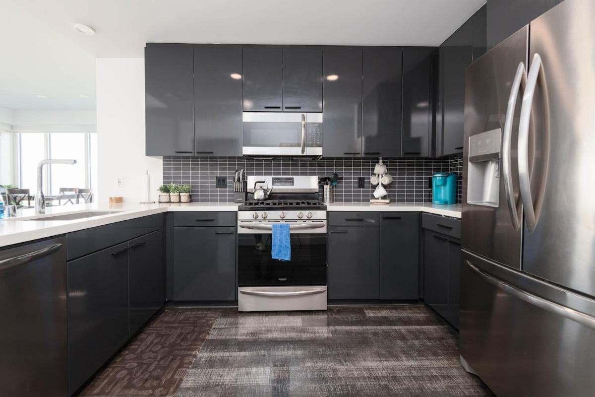 Stylish 3br High-rise With Pool, Hot Tub & Rooftop Views Apartment *