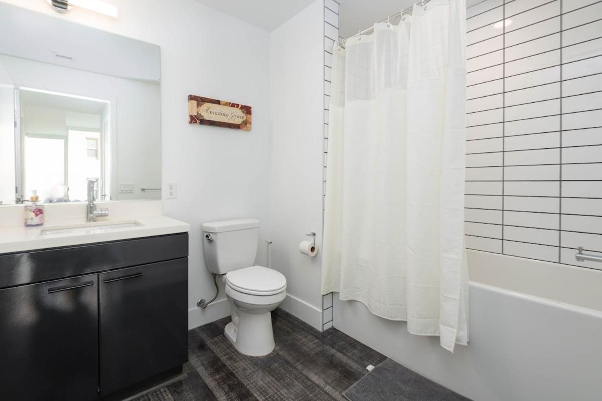 Stylish 3br High-rise With Pool, Hot Tub & Rooftop Views Los Angeles