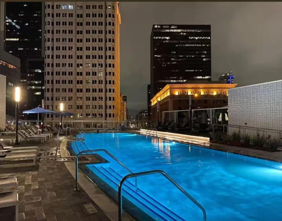 Stylish 3br High-rise With Pool, Hot Tub & Rooftop Views