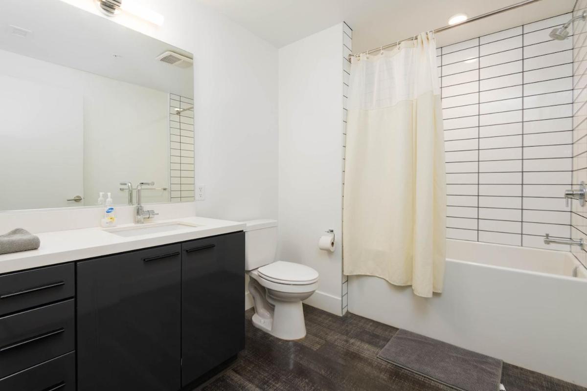 Stylish 3br High-rise With Pool, Hot Tub & Rooftop Views Apartment Los Angeles