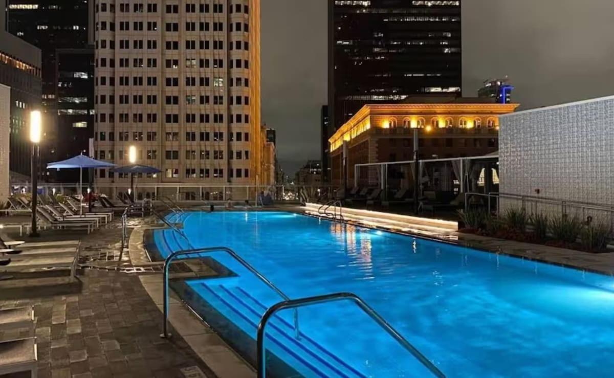 Stylish 3br High-rise With Pool, Hot Tub & Rooftop Views *